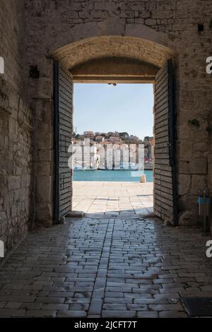 La porta sud della città (porta del mare) nella città vecchia di Trogir, patrimonio mondiale dell'UNESCO, contea di Spalato-Dalmazia, Dalmazia, Croazia, Europa Foto Stock