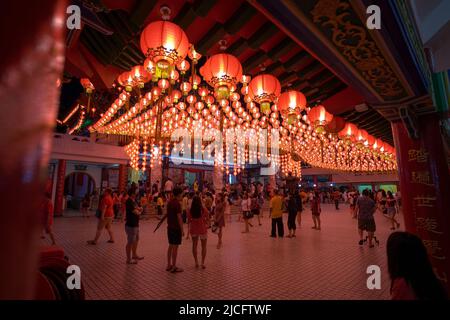 Kuala Lumpur, Malesia - 6th feb 2022: Turisti e lanterne rosse illuminate al Tempio di Thean Hou, Kuala Lumpur Malesia durante il Capodanno cinese celebrati Foto Stock