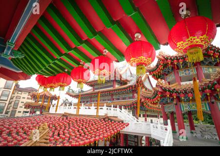 Kuala Lumpur, Malesia - 6th feb 2022: Lanterne rosse appese sul tetto al Tempio di Thean Hou, Kuala Lumpur Malesia. Foto Stock