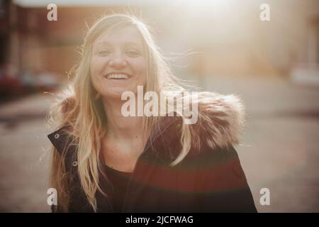giovane donna, bionda, felice, ridere, fuori, verticale Foto Stock