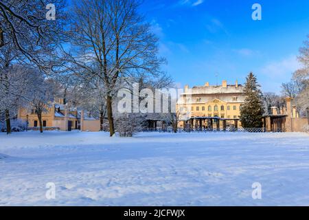 Castello di Branitz in inverno: Il parco paesaggistico in stile inglese creato dal principe Herrmann von Pückler è una delle attrazioni speciali di Cottbus. Foto Stock