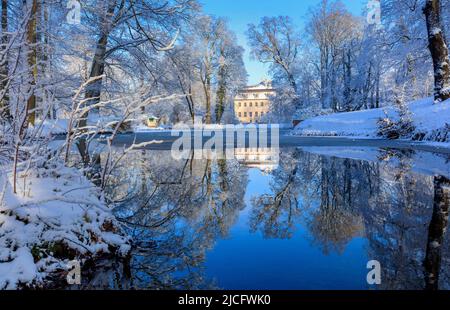 Castello di Branitz in inverno: Il parco paesaggistico in stile inglese creato dal principe Herrmann von Pückler è una delle attrazioni speciali di Cottbus. Foto Stock