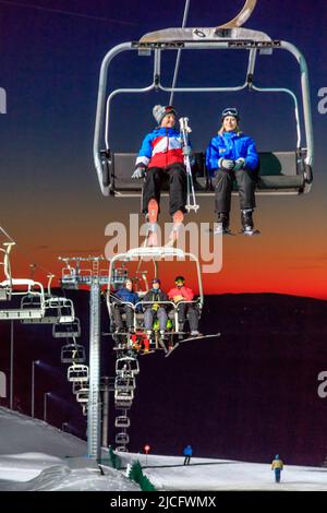 SkiWelt Schöneck la sera: Il Vogtland ha numerosi piccoli e anche alcuni paradisi sciistici più grandi che molti appassionati di sport invernali apprezzano a causa delle loro brevi distanze di viaggio e dei prezzi bassi. Foto Stock