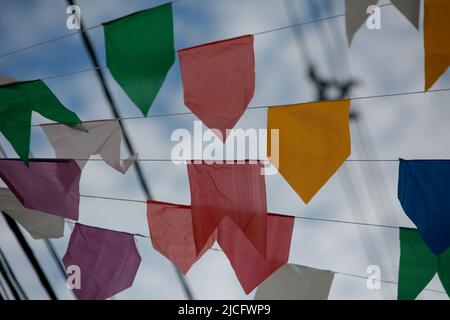 salvador, bahia, brasile - 12 giugno 2022: Bandiere decorative al momento della festa di Sao Joao nella città di Salvador. Foto Stock