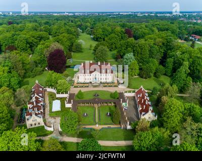 Castello e Parco di Branitz: Il parco paesaggistico in stile inglese creato dal principe Herrmann von Pückler è una delle attrazioni speciali di Cottbus. Foto Stock