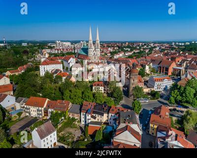 Città vecchia risviluppata (Nikolaiviertel) a Görlitz: Città vecchia risviluppata a Görlitz: Vista del medievale Goerlitz, la chiesa di San Pietro e Paolo e il polacco Zgorzelec. Foto Stock