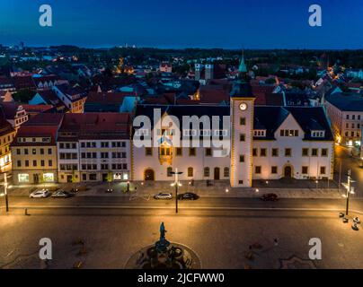 Obermarkt a Freiberg: Vista sul municipio sull'Obermarkt a Freiberg. La città mineraria di Freiberg, che ha più di 800 anni fa, ha guadagnato ricchezza e importanza grazie all'estrazione dell'argento sassone. Al centro della piazza del mercato si trova il monumento a otto il Reic Foto Stock