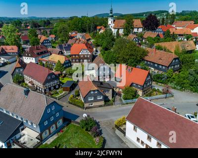 Case a graticcio a Obercunnersdorf: Il paesaggio urbano della località di Obercunnersdorf, riconosciuta dallo stato, è caratterizzato da oltre 250 case a graticcio Lusaziane superiori. Foto Stock