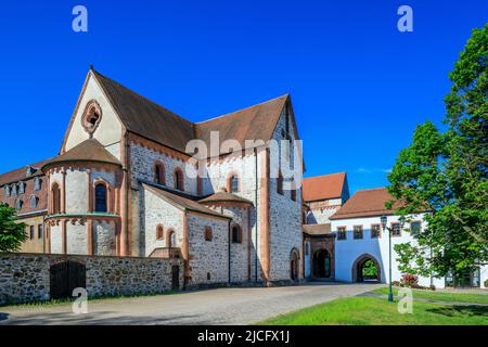 Basilica romanica sul Wechselburg con uno schermo di paludine in basalto rosso. La chiesa collegiata, come basilica tardo romanica, è uno dei grandi edifici romanici meglio conservati a est del Saale. Foto Stock