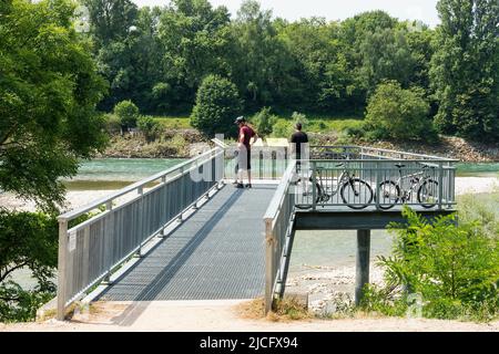 Germania, Baden-Württemberg, pista ciclabile del Reno, Isteiner Schwellen, piattaforma panoramica, ciclista Foto Stock