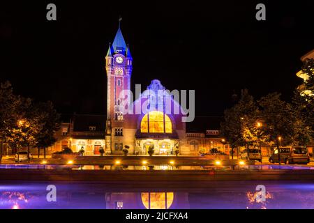 Francia, Alsazia, Colmar, centro storico, stazione ferroviaria art nouveau, illuminata al buio Foto Stock