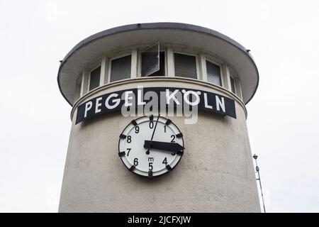 Germania, Renania settentrionale-Vestfalia, Colonia, torre di gauge con orologio, riva del Reno, Frankenwerft Foto Stock