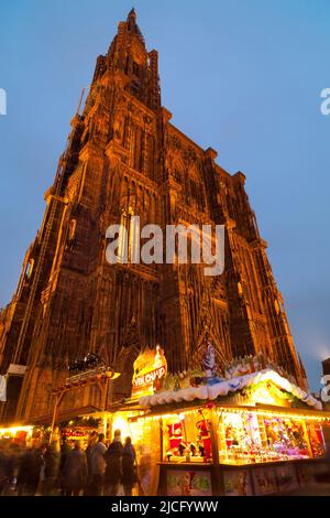 Mercatino di Natale di fronte alla Cattedrale di Strasburgo, Strasburgo, Grand Est, Francia Foto Stock