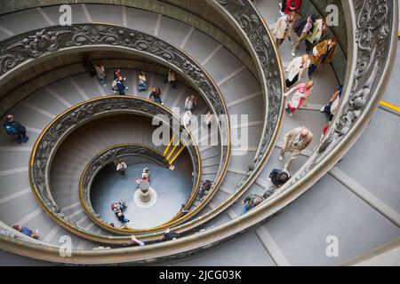 Scale a spirale Bramante nei Musei Vaticani, Città del Vaticano, Roma, Italia Foto Stock