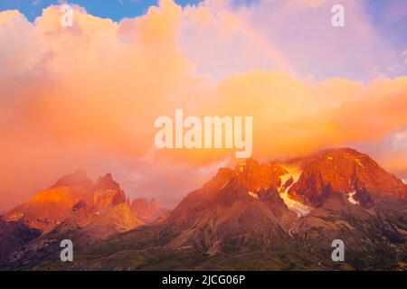 Arcobaleno sulle cime del monte Cuernos del Paine all'alba, Parco Nazionale Torres del Paine, Cile Foto Stock