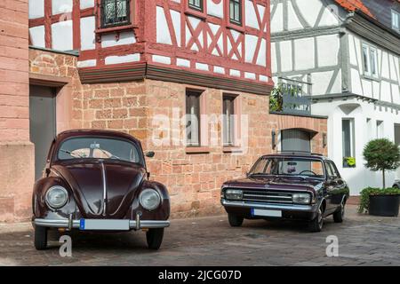 Obernburg, Baviera, Germania, VW Beetle, anno di costruzione 1948 sullo sfondo Opel Rekord C, anno di costruzione 1969 Foto Stock