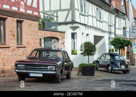 Obernburg, Baviera, Germania, Opel Rekord 1900 Coupe, anno di costruzione 1969 in background un anno di costruzione VW Beetle circa 1958 Foto Stock