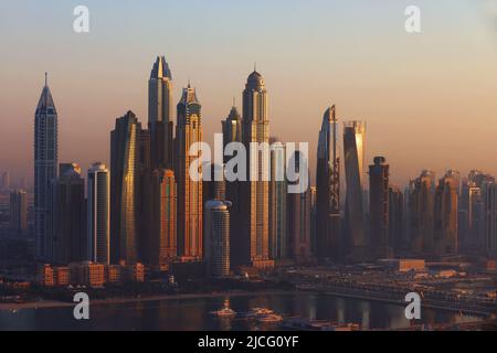 Aussicht, Dubai Marina, moderne Architektur und Atemberaubende Aussicht auf die Skyline von Dubai mit Bürohochhäuser und Luxushotels Foto Stock