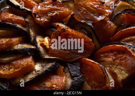 Primo piano del famoso piatto di verdure al forno, Ratatouille. Immagine del cibo vegano Foto Stock