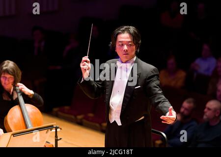 Orchestra da camera inglese, diretta dal direttore giapponese Daisuke Muranaka. Cadogan Hall, Sloane Terrace, Chelsea, Londra, Regno Unito. 18 Mar 2015 Foto Stock