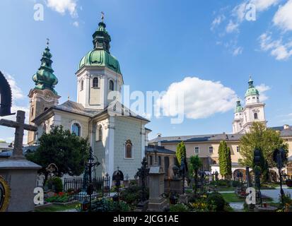 Salisburgo, cimitero Petersfriedhof, Stiftskirche San Pietro (Collegiata di San Pietro), Cattedrale di Salisburgo (a destra) a Flachgau, Salisburgo, Austria Foto Stock