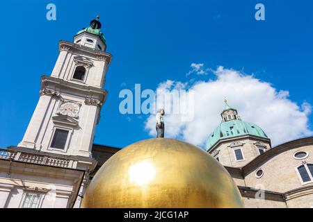 Salisburgo, Cattedrale di Salisburgo, Piazza Kapitelplatz, Sphera, una figura maschile che si erge su un'enorme sfera d'oro di Stephan Balkenhol a Flachgau, Salisburgo, Austria Foto Stock