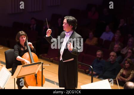 Orchestra da camera inglese, diretta dal direttore giapponese Daisuke Muranaka. Cadogan Hall, Sloane Terrace, Chelsea, Londra, Regno Unito. 18 Mar 2015 Foto Stock