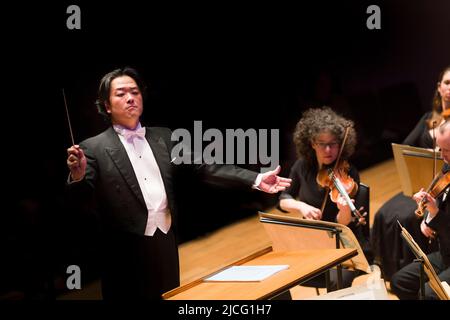 Orchestra da camera inglese, diretta dal direttore giapponese Daisuke Muranaka. Cadogan Hall, Sloane Terrace, Chelsea, Londra, Regno Unito. 18 Mar 2015 Foto Stock