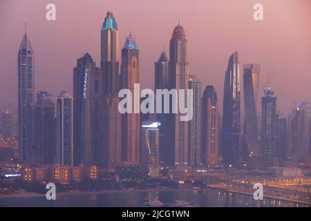 Aussicht, Dubai Marina, moderne Architektur und Atemberaubende Aussicht auf die Skyline von Dubai mit Bürohochhäuser und Luxushotels Foto Stock
