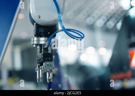 Un braccio robotizzato. Robot automatico in una fabbrica intelligente. Linea di montaggio Foto Stock