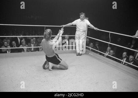 Norbert GRUPE, Germania, pugilato, si inginocchiò davanti all'arbitro NUERNBERG, implorando un gesto per decidere la lotta contro Uli Ulli Ritter, che fu un pareggio, a suo favore, il 8th maggio 1964 ad Amburgo, bianco e nero, Bianco e nero, bianco e nero, monocromatico, SW monocromatico, foto in bianco e nero , Foto Stock