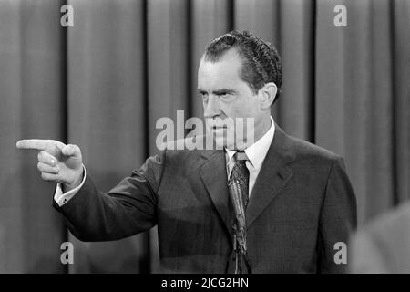 Richard Milhous NIXON (Yorba Linda, 9 gennaio 1913 in California; åÊ New York, 22 aprile 1994) è stato un politico del Partito Repubblicano americano e 37th presidente degli Stati Uniti dal 1969 al 1974. Nixon è l'unico presidente degli Stati Uniti ad aver rassegnato le dimissioni dall'ufficio; la ragione di ciò è stata la vicenda Watergate, foto in bianco e nero non ancora stata vista, intorno al 1974. Foto Stock