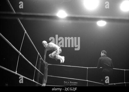 Norbert GRUPE, Germania, pugilato, salta sulle corde nel ring, in una lotta contro Paul KRAUS, il 27th novembre 1964 a Kiel, bianco e nero, bianco e nero, Bianco e nero, monocromatico, monocromatico SW, foto in bianco e nero, Foto Stock
