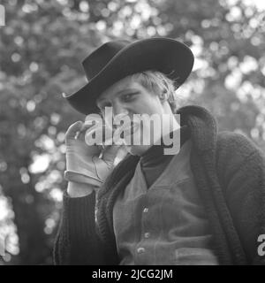 Norbert GRUPE, Germania, boxe, in costume da cowboy, outfit, Ritratto a mezza lunghezza, sigaro in bocca, presso l'Alster di Amburgo, il 27th maggio 1964; bianco e nero, bianco e nero, Bianco e nero, monocromatico, monocromatico SW, foto in bianco e nero, Foto Stock