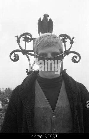 Norbert GRUPE, Germania, pugilato, con occhiali da sole, si trova di fronte a un ritratto a metà lunghezza, in corvo forgiato, vicino all'Alster di Amburgo, il 27th maggio 1964; bianco e nero, bianco e nero, Bianco e nero, monocromatico, monocromatico SW, foto in bianco e nero, Foto Stock