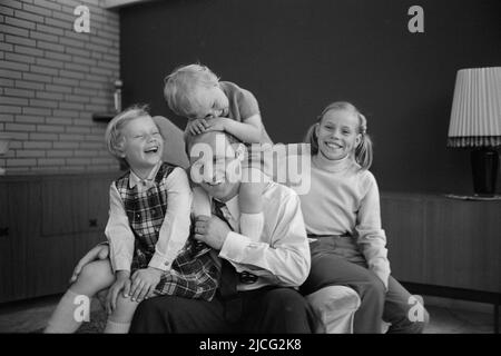 Uwe SEELER, Germania, calciatore, HSV Hamburg Amburgo Amburgo, privato, con la sua famiglia, con le figlie e Helle (7), Frauke (4) e Kerstin (11), da sinistra, 3 maggio 1969 Foto Stock