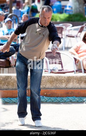 Il gioco francese di "boules" ha suonato presso il lungomare esplanade a Cannes Francia Foto Stock