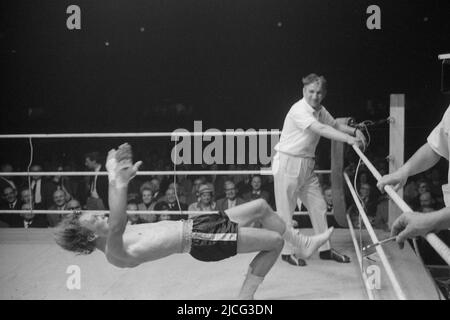 Norbert GRUPE, Germania, pugilato, cade sulle spalle davanti all'arbitro NUERNBERG, dopo il suo gesto di supplica per decidere la lotta contro Uli Ulli Ritter, che era un pareggio, fallito, 05/08/1964 ad Amburgo, bianco e nero, bianco e nero, Bianco e nero, monocromatico, monocromatico in bianco e nero, foto in bianco e nero, Foto Stock