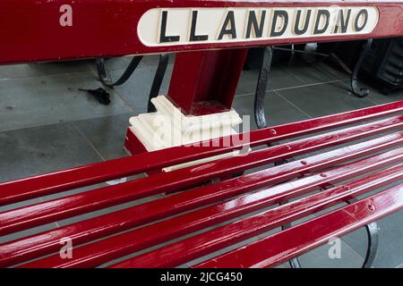 Sedile unico alla stazione ferroviaria di Llandudno. Galles Foto Stock