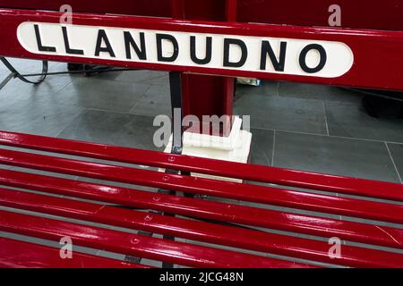 Sedile unico alla stazione ferroviaria di Llandudno. Galles Foto Stock