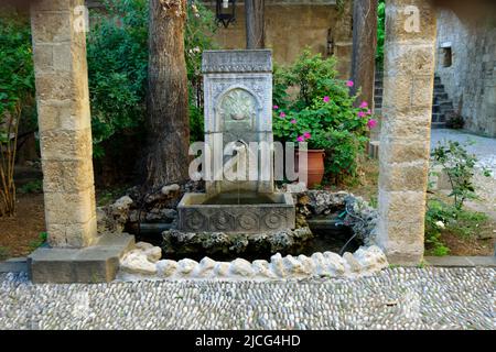 Fontana ornamentale, Museo Archeologico di Rodi formalmente ospedale dei Cavalieri di San Giovanni, città vecchia di Rodi, Rodi, Grecia. Foto Stock