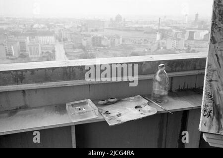 Pennello e tavolozza e posacenere del pittore Oskar KOKOSCHKA si ergono sul tetto dell'alto Axel Springer di Berlino, sullo sfondo le case ancora distrutte dalla guerra, Cattedrale di Berlino, foto non datata, intorno al 1966, Foto Stock