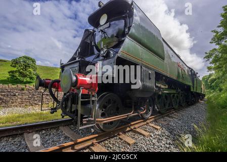 La storica locomotiva a vapore City of Wells porta a Irwell vale Halt sulla East Lancashire Railway Foto Stock