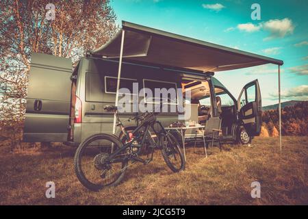 Mountain Bike di fronte al Motorhome Foto Stock