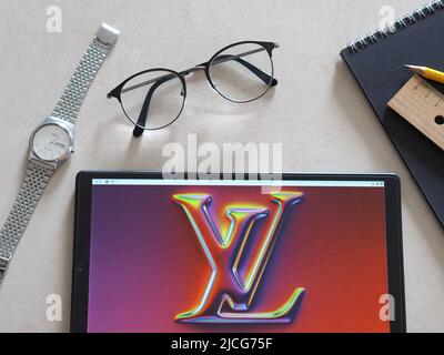 In questa foto raffigura il logo Louis Vuitton visto su un tablet Foto Stock