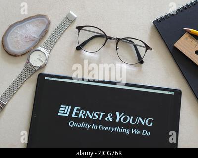 In questa foto è mostrato il logo Ernst & Young visualizzato su un tablet Foto Stock