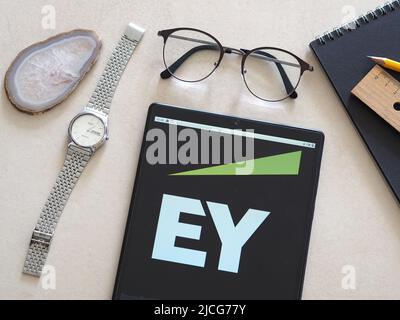 In questa foto è mostrato il logo Ernst & Young visualizzato su un tablet Foto Stock