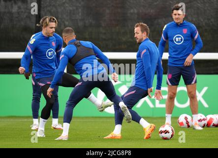 Da sinistra a destra, Jack Grealish in Inghilterra, Kyle Walker, Harry Kane e Harry Maguire durante una sessione di allenamento al Sir Jack Hayward Training Ground di Wolverhampton. Data foto: Lunedì 13 giugno 2022. Foto Stock