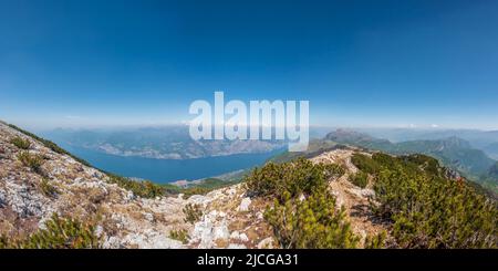 Catena montuosa del Monte Baldo nelle Alpi italiane in estate, situata nelle province di Trento e Verona, Italia, Europa Foto Stock