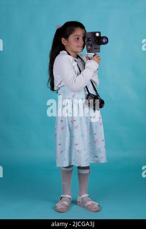 Gaziantep, Turchia. 8th maggio 2022. Gaziantep, Turchia. 08 maggio 2022. I bambini siriani detengono vecchie attrezzature fotografiche in uno studio fotografico a Gaziantep. Le famiglie dei bambini sono fuggite dal conflitto in Siria e si sono rifugiate nel sud della Turchia (Credit Image: © Zakariya Yahya/IMAGESLIVE via ZUMA Press Wire) Foto Stock